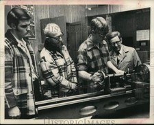 1972 Press Photo Group watches student use lathe in New York machine shop