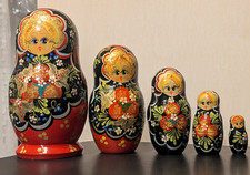 Handbemalte Matroschka,rundum mit Floralen Motiven und Goldakzenten bemalt,5-tlg