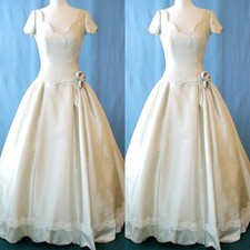 Vintage Satin Wedding Dresses 3D Flowers Ivory A Line Elegant Lace Bridal Gowns