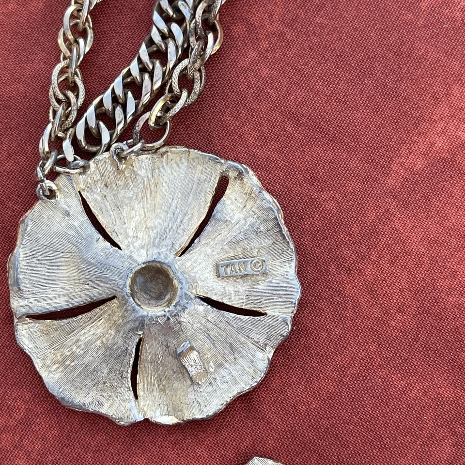 Collar Vintage Multi-hilo con Cierre Lateral Floral Tono Dorado Logo TAN 24" de largo Foto 2 de 4