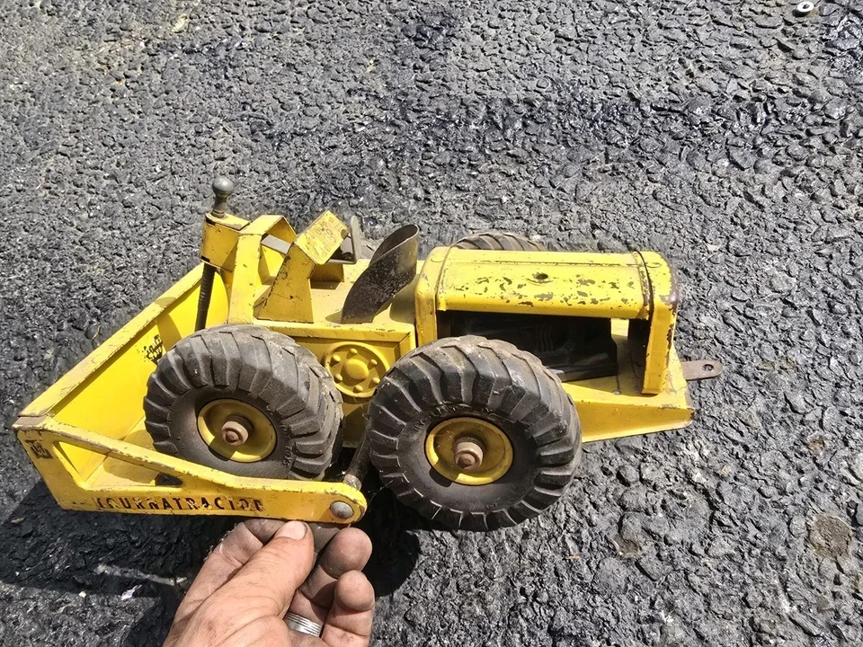 VINTAGE NYLINT Tournatractor  DIECAST PRESSED STEEL RUBBER-WHEELED DOZER - Image 4 of 4