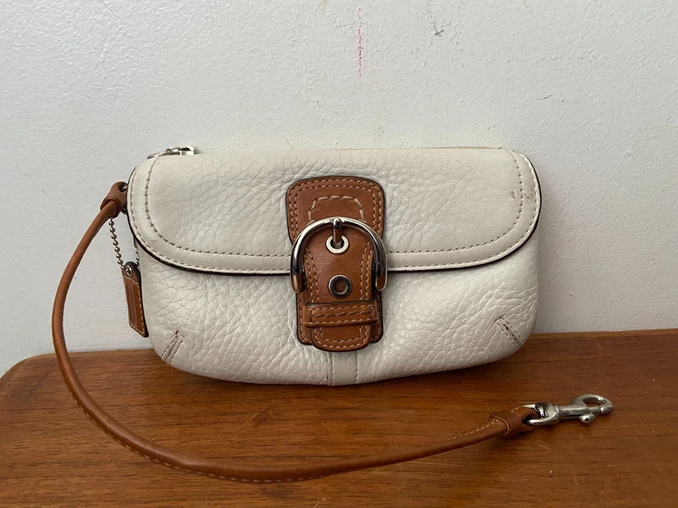 Muñequera de cuero blanco roto COACH Soho vintage imán frontal a presión solapa bolsillo Y2K Foto 3 de 4