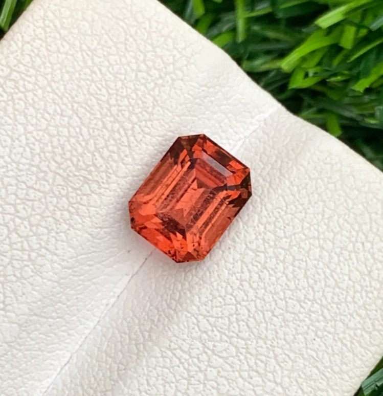 Turmalina naranja rojiza de 2,20 quilates de África - Forma esmeralda Foto 4 de 4