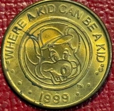 HIGH GRADE AU/UNC 1999 CHUCK E CHEESE WHERE A KID CAN BE A KID TOKEN-APR218
