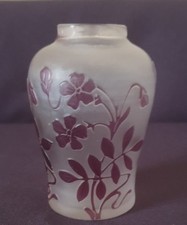 Cristallerie de Pantin, très joli vase double couche à décor de violettes