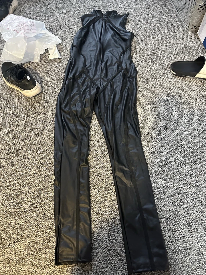 Mono negro de cuero sintético Fashion Nova para mujer talla 1XL Foto 2 de 2