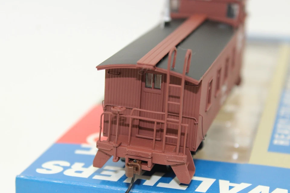 Walthers Platinum HO Scale CB&Q Burlington Route 30' 4 Window Caboose Car #13849 - Image 4 of 4
