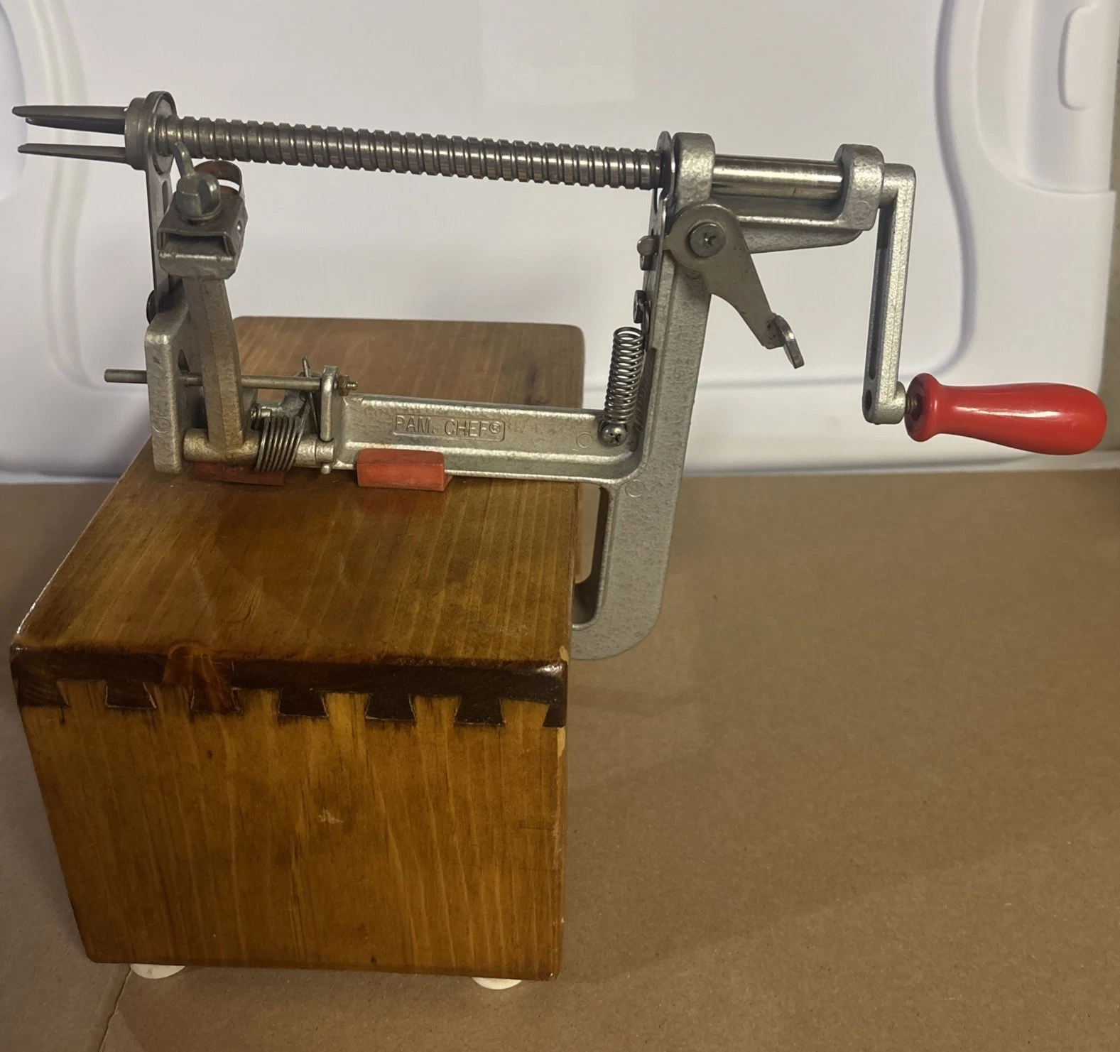 VINTAGE Pampered Chef APCS Apple Peeler Corer Slicer with Wood Block Stand