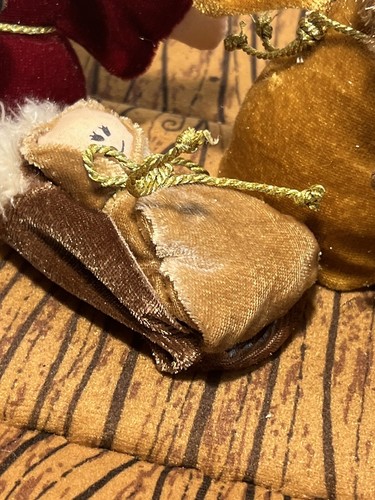 Hand Sewn Christmas Fabric Nativity Set of 9 with Barn Background Carry Case - Picture 3 of 11