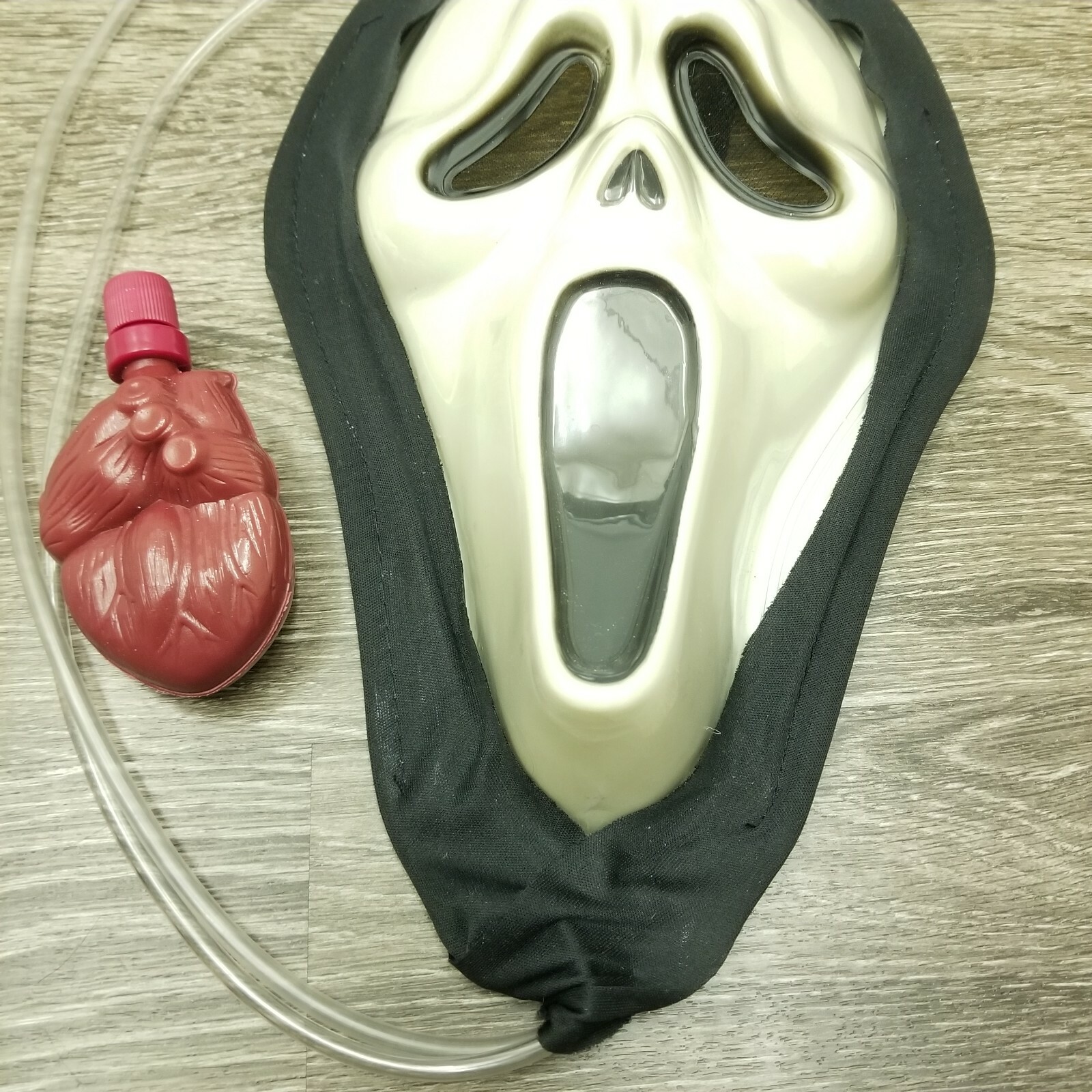 Scream Mask Ghostface w/Heart that Pumps Blood in Mask Halloween