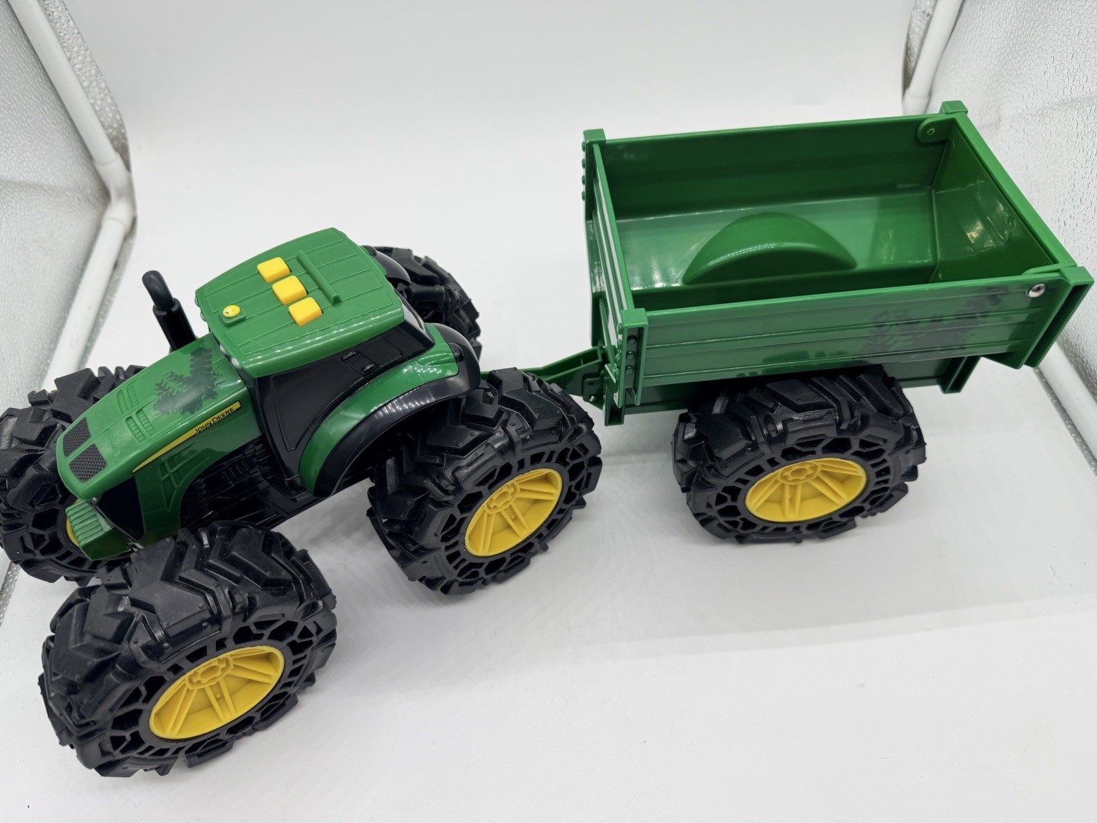 John Deere - Tractor with Wagon