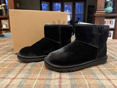 NEW** UGG Classic Mini Women's Boots Size 5 Black Velvet 1003633