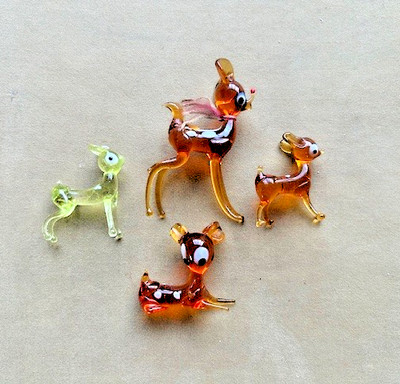 Vintage mundgeblasenes Kunstglas Bernstein Miniatur Hirsch Set Reh & 3 Rehkitze 1950 s