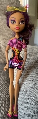Monster High Gloom Beach Clawdeen Wolf Puppe mit Sonnenbrille