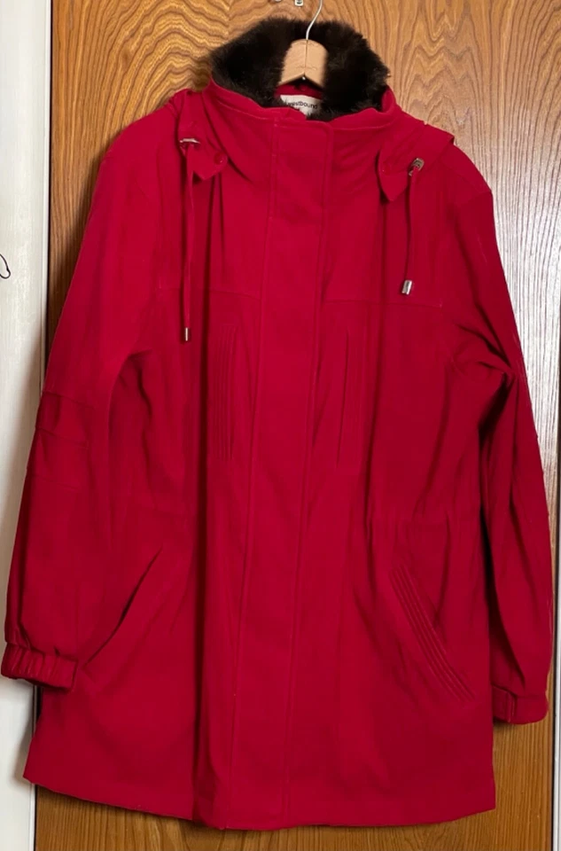 Abrigo Westbound para mujer rojo oscuro cintura ceñida con capucha cuello de piel talla L Foto 2 de 4