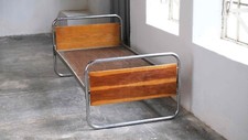 Bauhaus Bett aus verchromten Stahlrohren (#1 von 2)