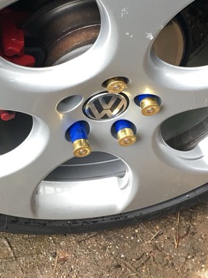 25 Hülsen Lug Nuts Radmuttern Abdeckung in Rot mit Goldener Kappe