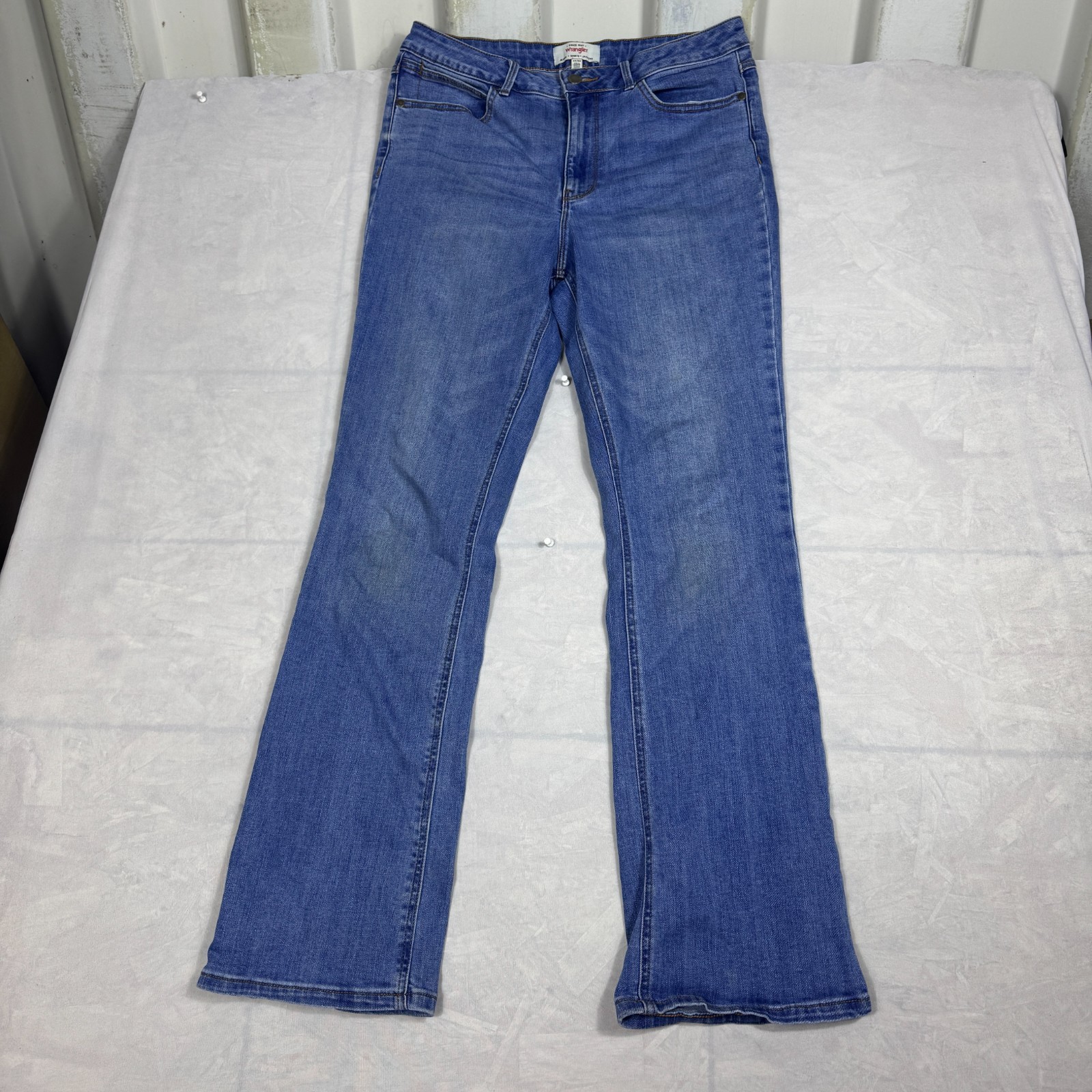 Wrangler Womens Bootcut Leg Jeans Blue Denim Whisker Zipper Fly Size 12/32