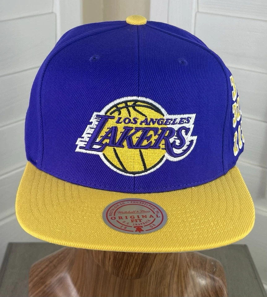 Chapéu Snapback Mitchell & Ness NBA Los Angeles Lakers Código de Área Roxo/Dourado - Novo com etiquetas - Imagem 3 de 4
