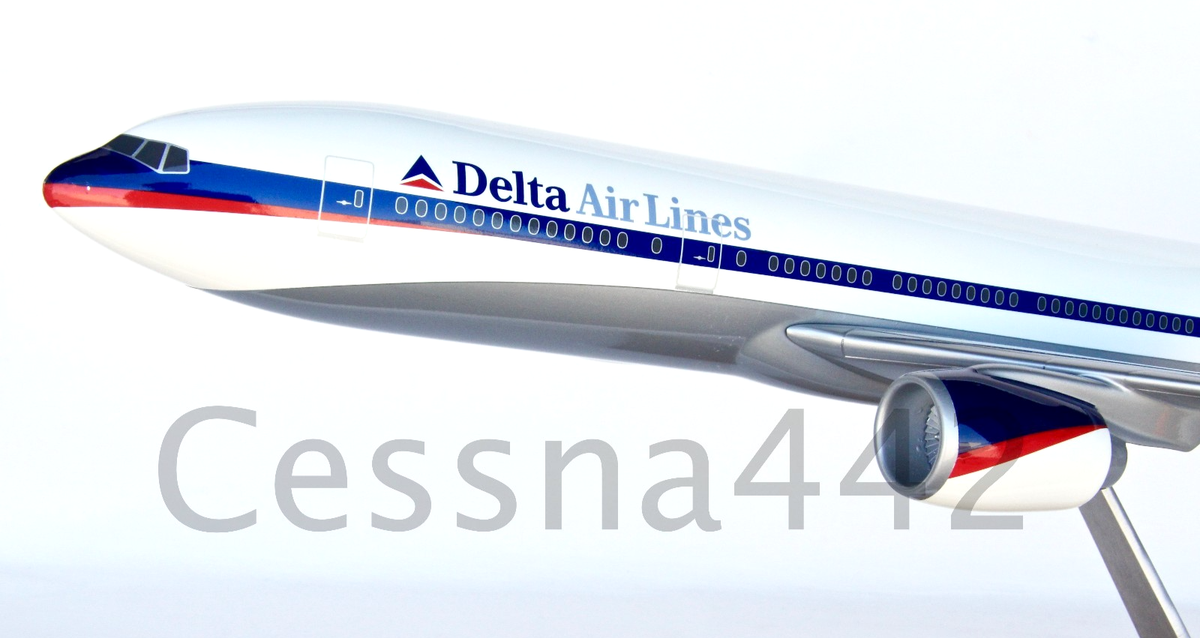 PACMIN Boeing 777-200 DELTA Air Lines 1:100 Scale Collectable Base