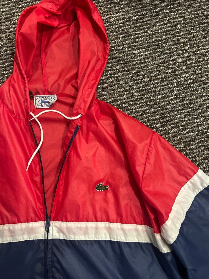Jaqueta Patriótica Vintage Lacoste Vermelha Branca Azul Capuz Quebra-Vento Embalável G-XL - Imagem 2 de 4