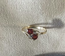 9ct yellow gold double heart garnet and diamond ring 2.18g