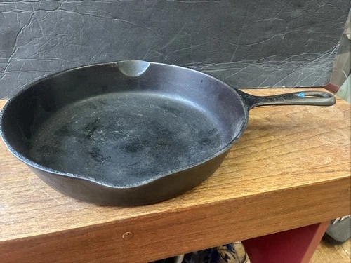 Wagner Ware Sidney cast iron #8 10” Skillet 1048