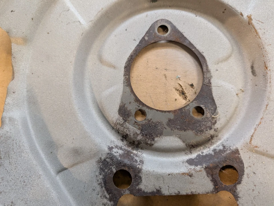 Cubiertas antipolvo de freno delanteras Porsche 914 OEM (par) parcialmente con chorro de medios Foto 4 de 4