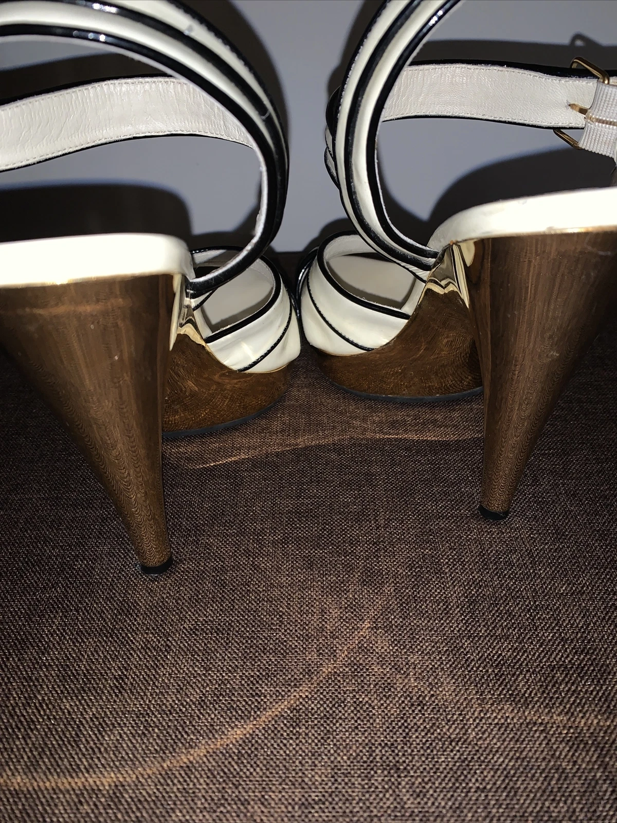 Sandali Miu Miu tacco oro e cinturino superficie décolleté 39 5. Si prega di leggere la descrizione