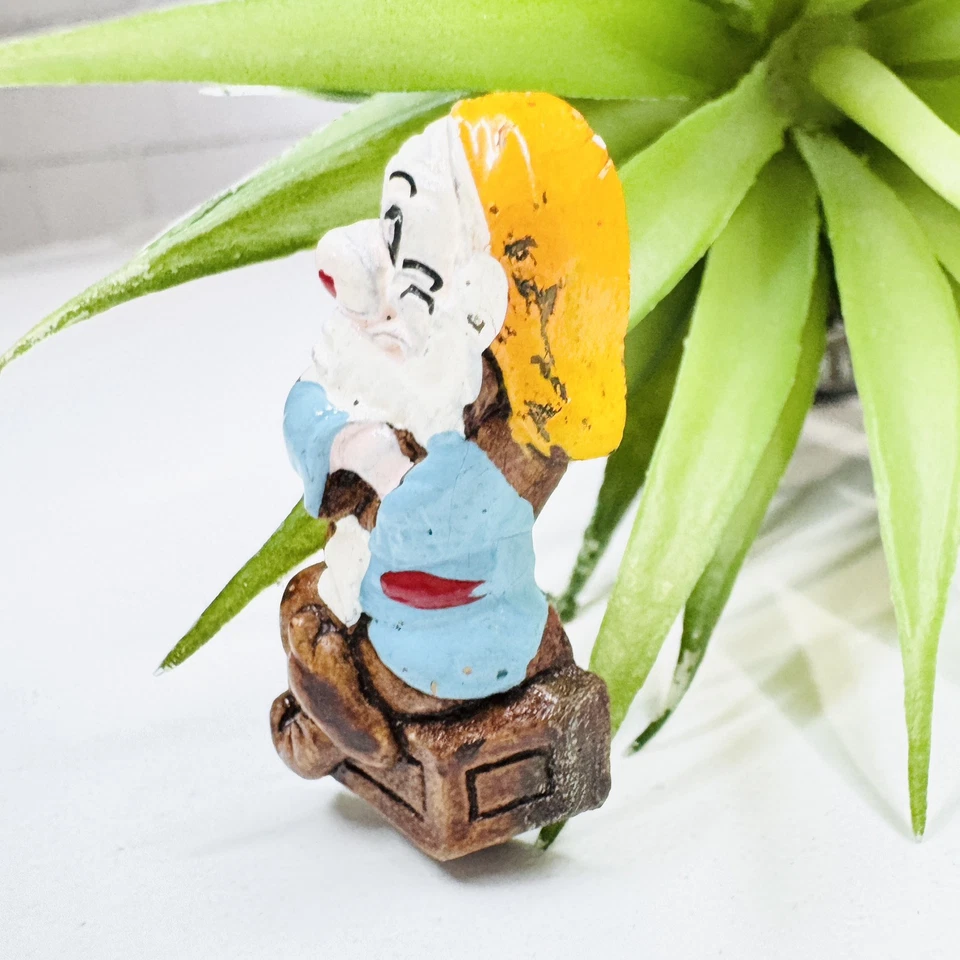 Винтажная коллекционная булавка 1938 Disney Snow White Grumpy Dwarf деревянная с ручной росписью - Изображение 2 из 4