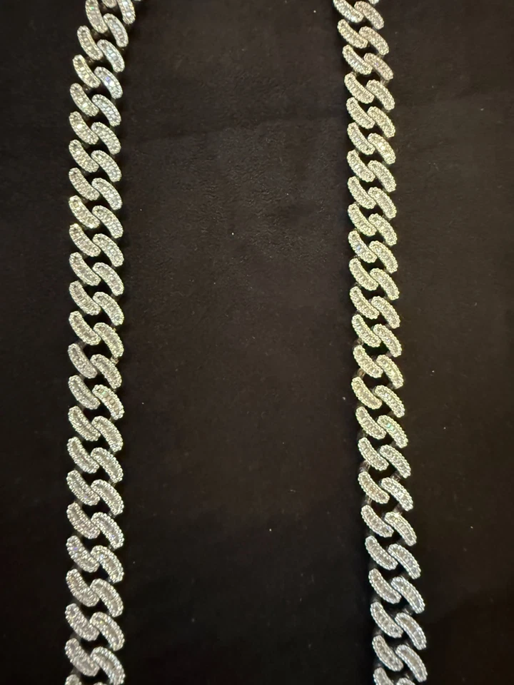 Collar cubano de diamantes creados en laboratorio enchapado en oro blanco de 14k de 10 quilates de corte baguette para hombre Foto 4 de 4