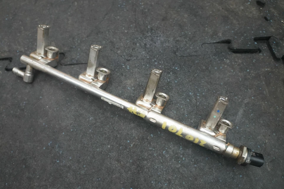 Right Fuel Injection Rail Pipe Tube 5.0L AJ813748 OEM Jaguar F-Pace SVR 2019 XJ - Image 2 of 3