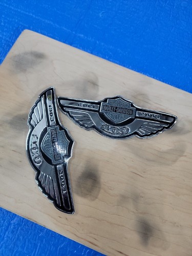 EMBLEMAS DE TANQUE HARLEY 100 ANIVERSARIO INSIGNIAS OEM IZQUIERDA Y DERECHA - Imagen 2 de 12