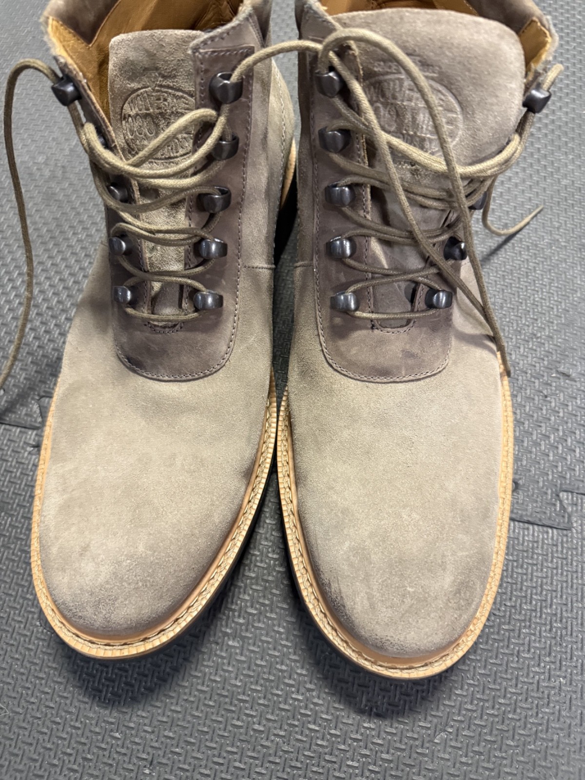 SAOLA Stivali Wolverine 1000 Mile da uomo taglia 13 D punta liscia scamosciati marroni W00167. Suola robusta