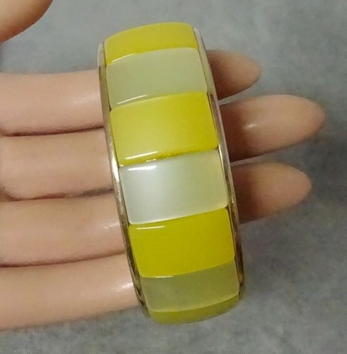 Bracciale vintage largo 1" con pannelli in lucite gialla - Foto 5 di 5