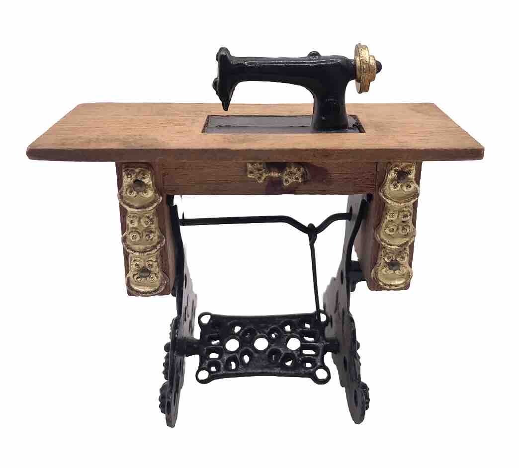 Vintage Antique CAST IRON AND WOOD 112 SCALE COLONIAL SEWING MACHINE