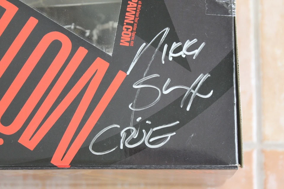 McFarlane Mötley Crüe Shout at the Devil Caja Set Firmado por Nikki Sixx Nuevo Como Nuevo Foto 3 de 4