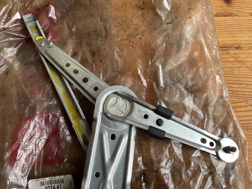 Citroen ZX hatchback NEW GENUINE RH rear manual window regulator 922441 20D - Picture 7 of 8