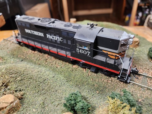 WalthersProto escala HO EMD GP9 SP#5607 dcc y sonido equipado 920-42721 no corredor | Condition: For parts or not working