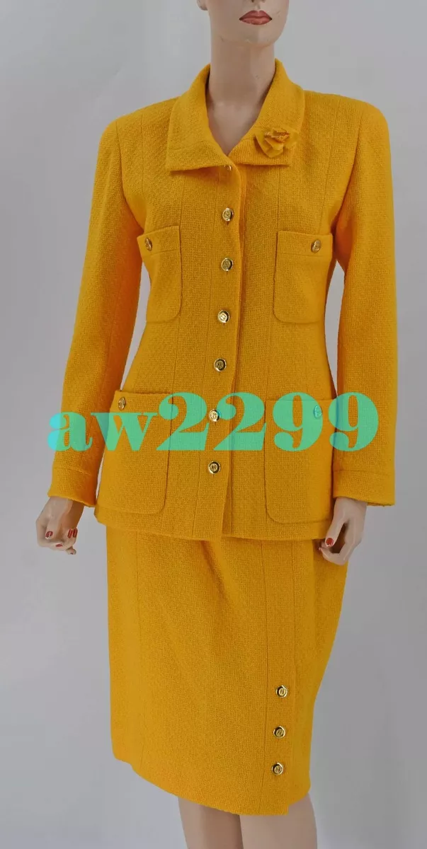 CHANEL NEW VINTAGE 2 PIECE TWEED SKIRT AND JACKET SUIT FR 38 NEW YELLOW CC  LOGO