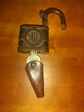 Yale/Y&T Brass Padlock with Key and Cowhide Key Sheath