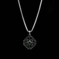 Ciondolo talismano geometrico argento sterling ossidato con zircone verde smeraldo