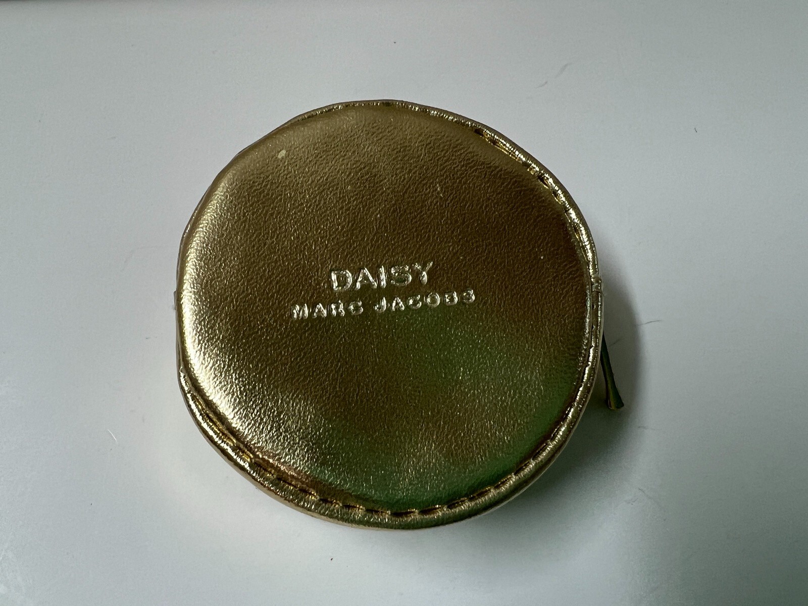marc jacobs daisy solid perfume necklace