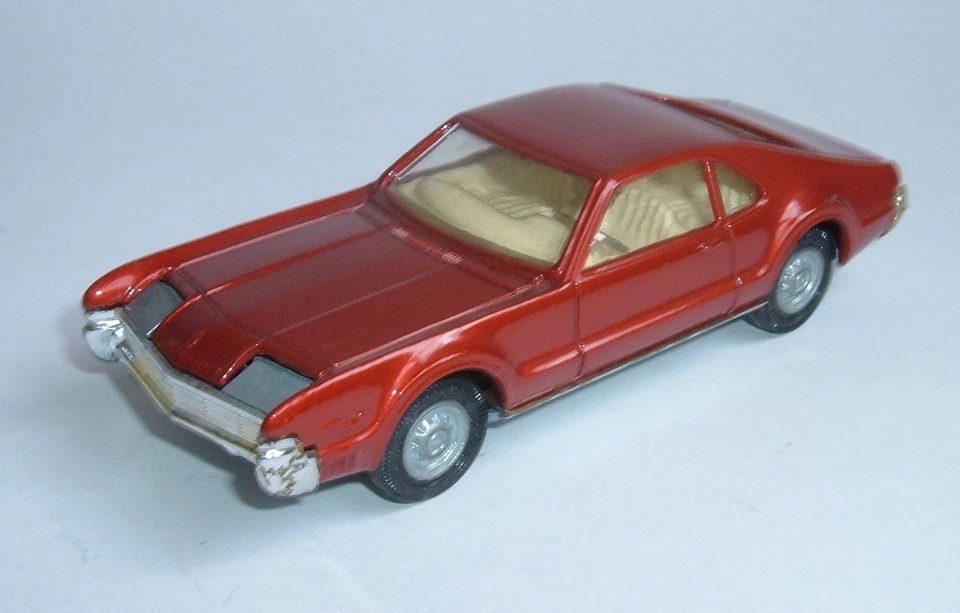 Corgi Toys No. 276, Oldsmobile Toronado 'Take-off Wheels' Golden Jacks - Mint - Image 2 of 4