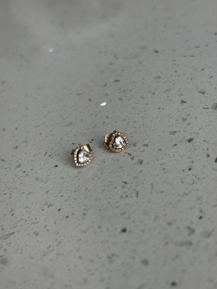 Aretes de corazón elevado Foto 3 de 4