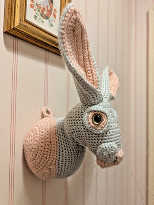 Handarbeit gehäkelt Hase Hase Häschen Kopf Wandbehang glitzernd grau rosa Ostern