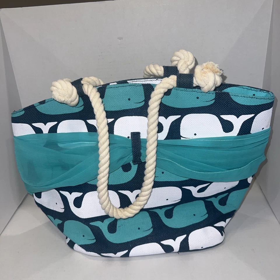 Bolso de Mano Mud Pie Sarong-Along con Tema de Ballenas Azul Marino y Bufanda Verde azulado. Foto 2 de 4