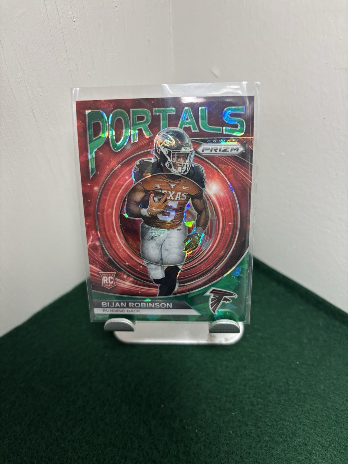 Bijan Robinson RC 2023 Panini Prizm Portals Green Cracked Ice Rookie Falcons