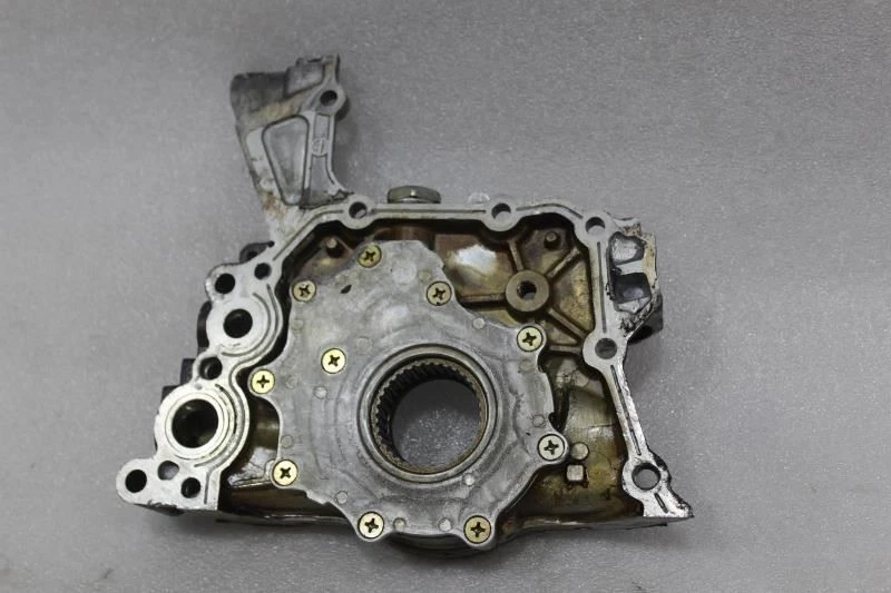 Cubierta inferior de la cadena de distribución del motor Lexus IS300 2005 Foto 2 de 4