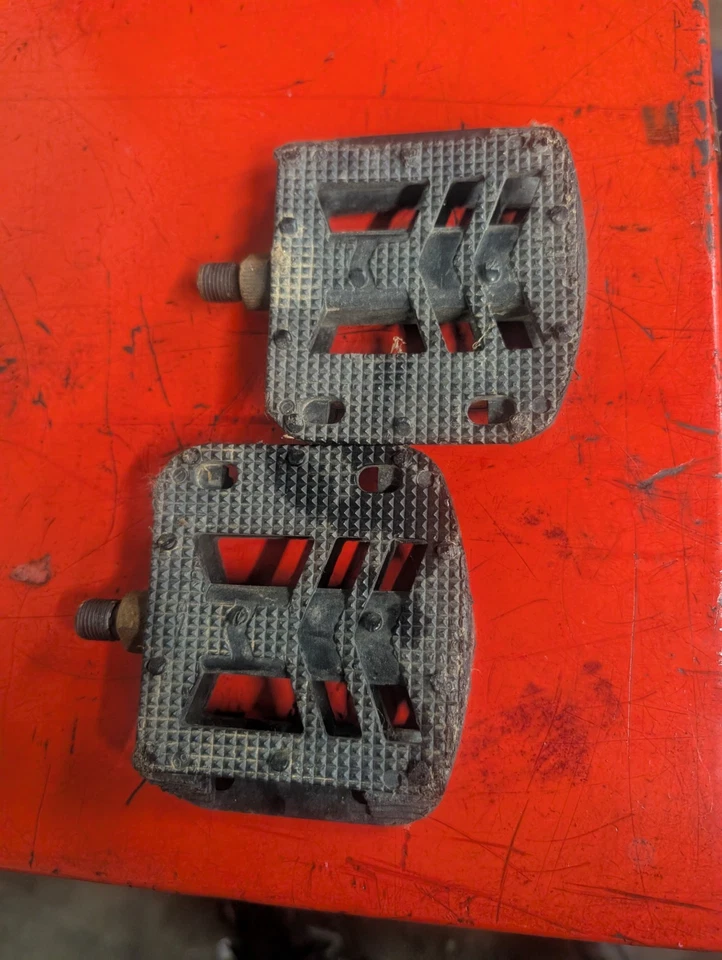 Pedales Chevron de bloque pequeño Haro Mid School de 1/2" de plástico negro*ENVÍO GRATUITO* Foto 2 de 4